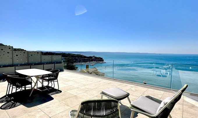Roiano-Gretta-Barcola-Cologna-Scorcola Hotel | Elegant Maximilian Suites: 4-Star Oasis with Pool & Spa