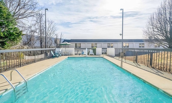 Lookout Valley Neighborhood Association Hotel | Comfort and Convenience: Free Parking, Pool & More!