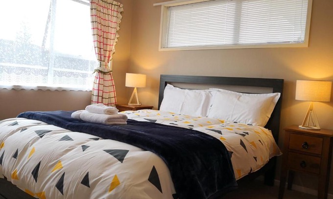Mairangi Bay House | Scenic Maxwelton Home with Oceanfront Views and Breakfast