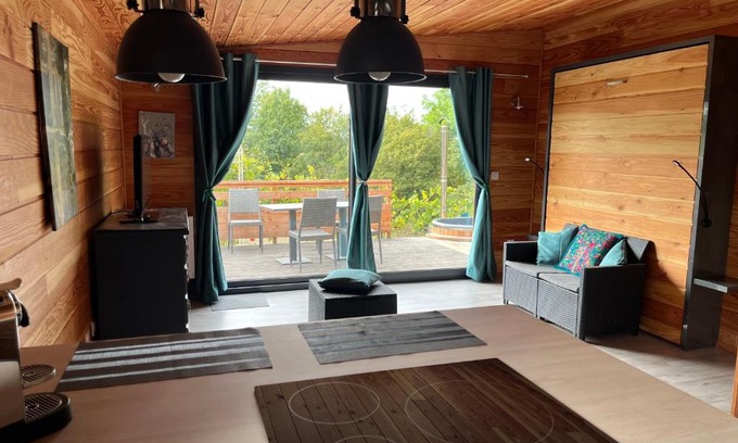 Theuley Cabin | Discover Maya-Huel: Cozy Retreat with Hot Tub & Breakfast