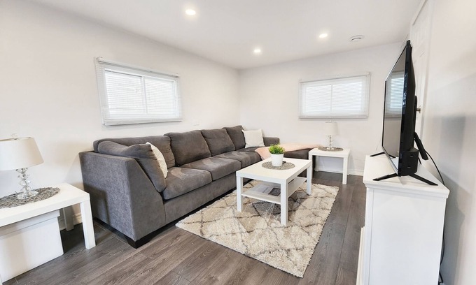 Niagara Falls Apartment | Maya's Guest House 1 BEDROOM APARTMENT NIAGARA FALLS WIFI FREE PARKING