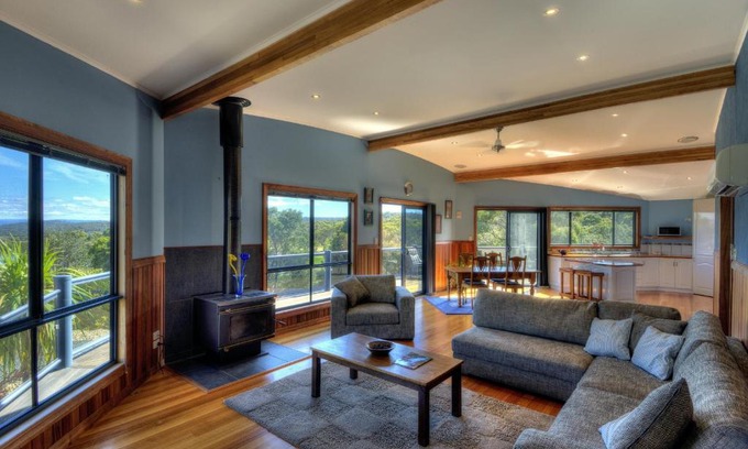 Coles Bay House | Mayakitana: Scenic Golf Course Views & Family-Friendly Amenities