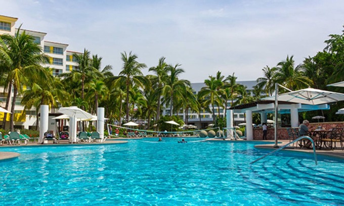 Isla Iguana Resort | Family-Friendly Mayan Palace with Beachfront Amenities