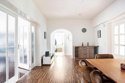 Oppum Apartment | Spacious 4-Room Apartment Near the Highway - Guest Rated 9.5