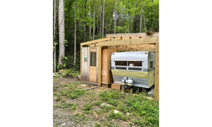 Barnardsville House | Vintage Camper "Maybelline" by the Creek – Guest Rated 10/10