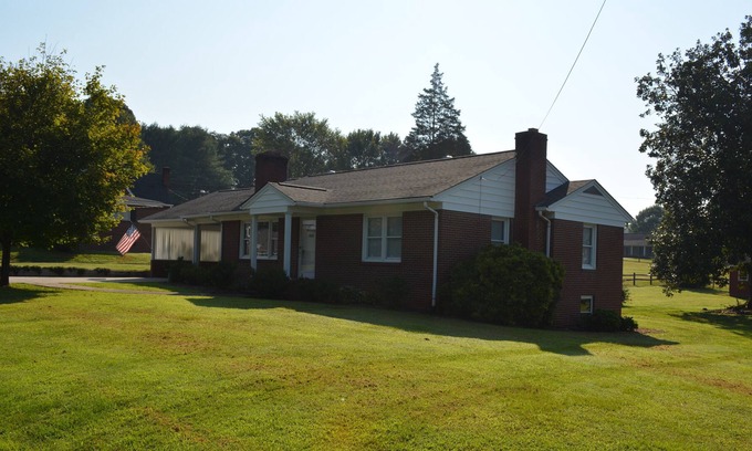 Mount Airy House | Experience Mayberry's "Sentimental Waltz" - Rated 10/10!