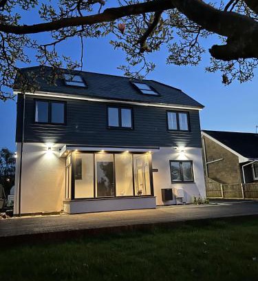 Shanklin House | Elegant Maycliffe: 4-Star Retreat for Families, Rated 9.9