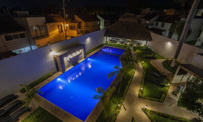 Crucecita Hotel | Mayev Express: Top-Rated Hotel with Pool and Spa Amenities