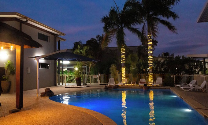 Emerald Hotel | Cozy Mayfair Motel Emerald: Family-Friendly with Pool Access