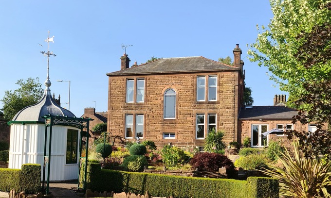 Dumfries Cottage | MAYFIELD HOUSE, family friendly, with hot tub in Dumfries