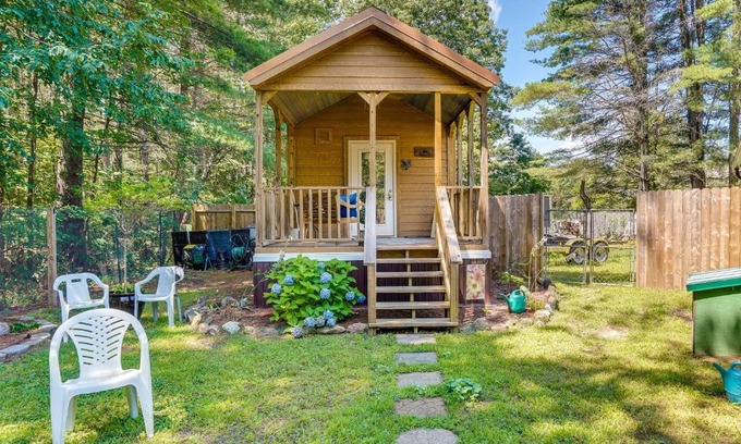 Mayfield House | Cozy Mayfield Tiny Home with Porch, Steps to the Beach!