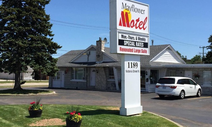 Rosemount Hotel | Budget-Friendly Mayflower Motel with Family Amenities