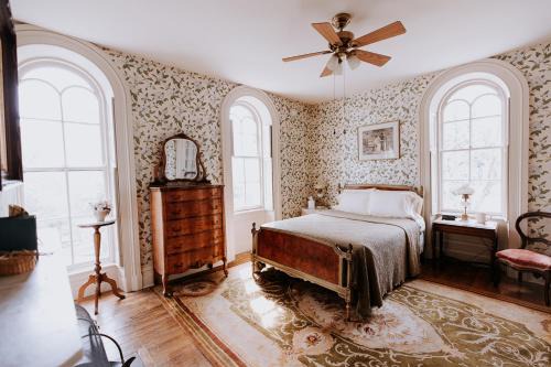 Orange Bed & Breakfast | Mayhurst Estate: Guest Rated 9.5 with Unique Amenities