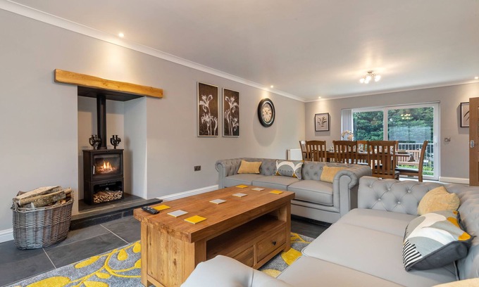 Kilgetty House | Exquisite Maynor House with Log Burner & Child-Friendly Amenities