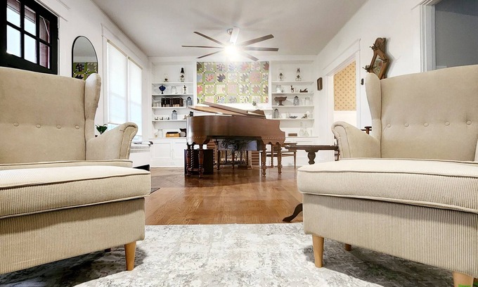 Williamstown House | Mayor's Family House: Hot Tub, Piano & 2 Kitchens Await!