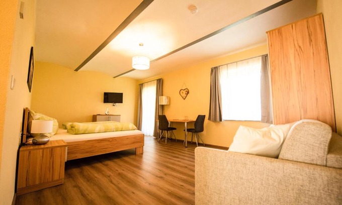 Mank Bed & Breakfast | Discover Mayr-Hof: Family-Friendly Retreat with Hot Tub
