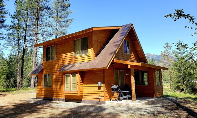 Winthrop Cabin | Experience Mazama Mountain Hideaway: Your Adventure Hub!