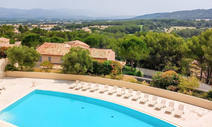 Pont Royal House | Comfortable Golf Retreat for 6 with Pool and Lake Views