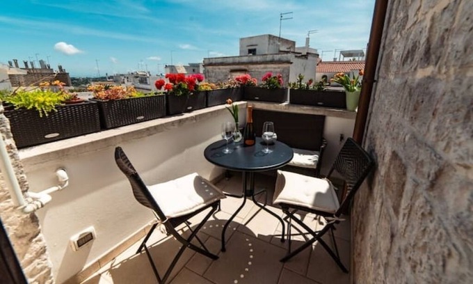 Old Town Cisternino Apartment | Historic Center Retreat - Suite Porta Pidge with Spa & Kitchen