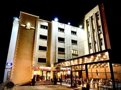 Craiova Hotel | Cozy MBI Travel Inn: Family-Friendly Stay with Breakfast
