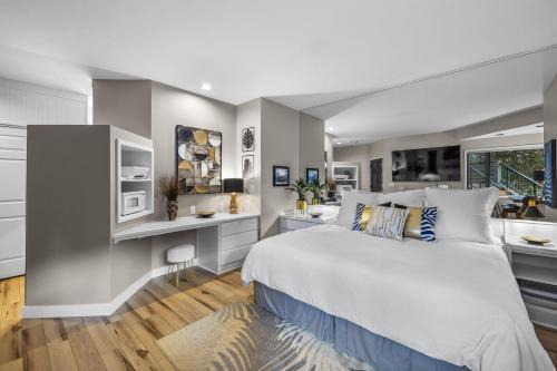 Century West House | Experience Comfort at MBV501B with Pool & Breakfast