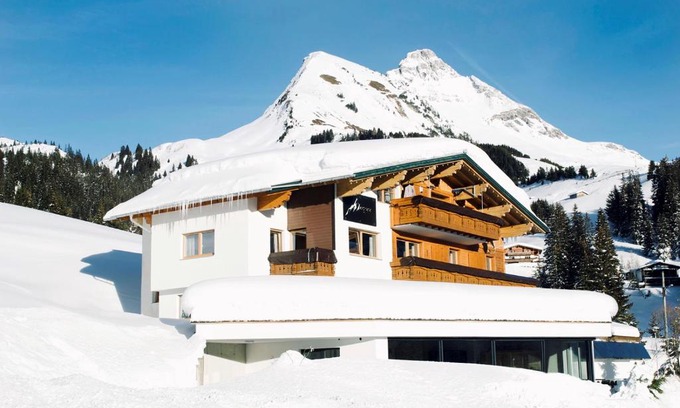 Steeg Apartment | MBZ Birg 1414: Top-Rated Stay with Hot Tub & Kitchen