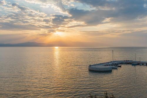 Loutraki-Agioi Theodoroi Apartment | Discover MC 2 Residences: Oceanfront Retreat with Top Ratings