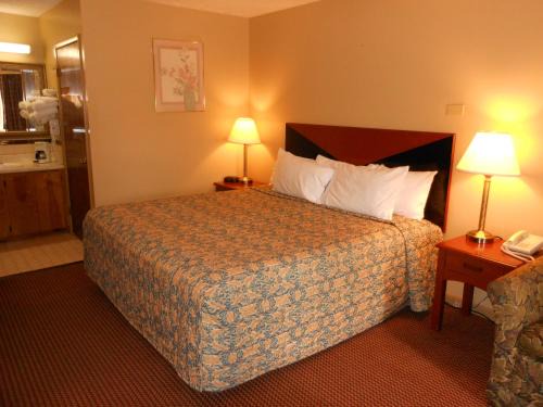 Fort Mc Clellan Hotel | Comfortable McClellan Inn: Family-Friendly with Hot Tub