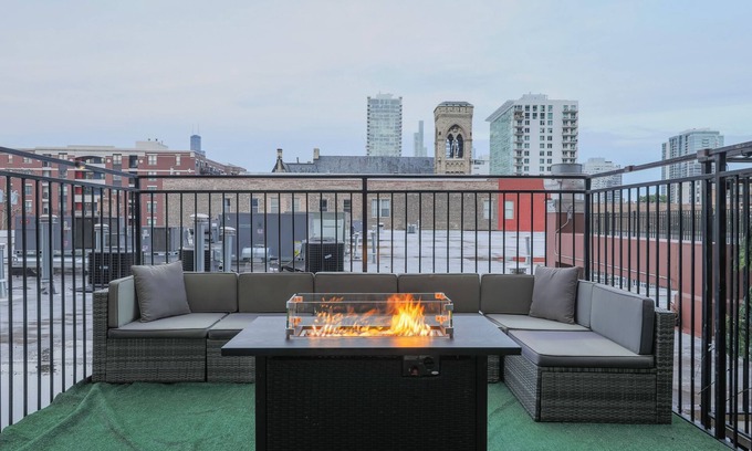 Near South Side Apartment | McCormick Patio: Skyline Views & Family-Friendly Amenities