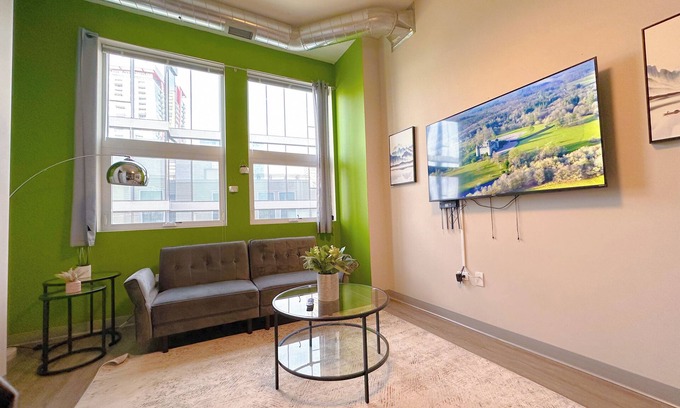 Near South Side Apartment | McCormick Place Oasis: Family-Friendly with Gym & Patio