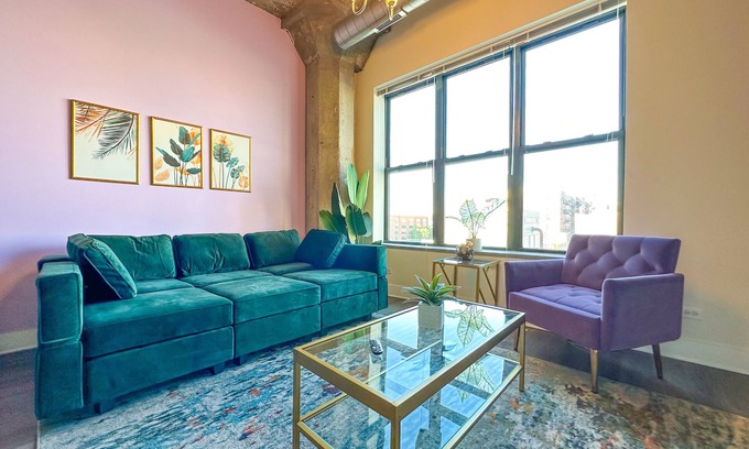 Near South Side Apartment | Scenic McCormick Place 2BR/2BA with Kitchen & Parking
