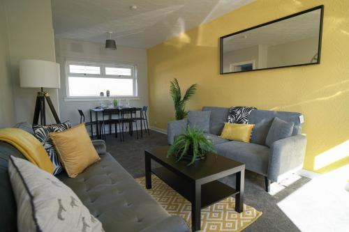 Glasgow House | Welcoming McCracken House: Pet and Child Friendly Stays