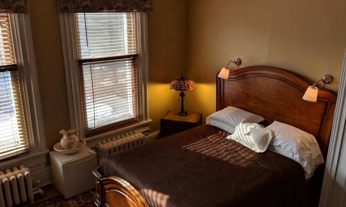 Downtown Ottawa Bed & Breakfast | Inviting McGee's Inn: Family-Friendly with Hot Tub & Breakfast