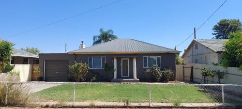 Broken Hill House | McGowen st accommodation