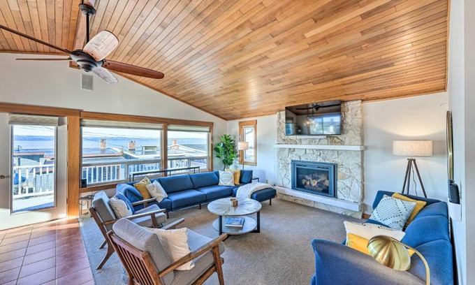 Stanwood House | Relax at McKees Beach House with Ocean Views & Hot Tub