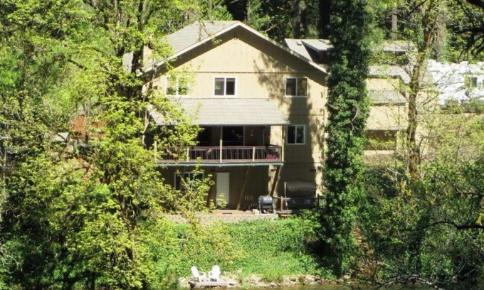 Vida House | Tranquil McKenzie River Frontage with Pool & Breakfast