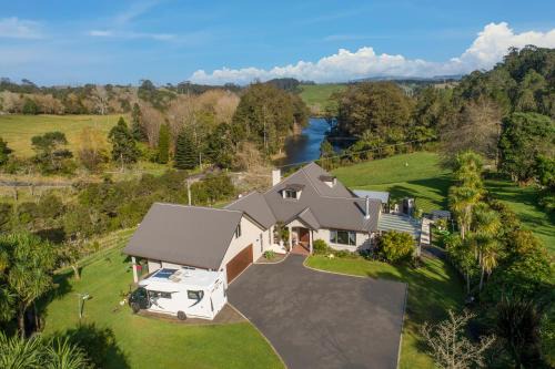 Lower Kaimai House | Experience McLaren Lake View: Oceanfront Spa Retreat