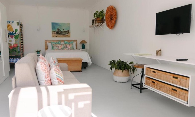 Somerset West House | Comfortable McLeod's & Stuart's Cottage - 4 Star Family Retreat