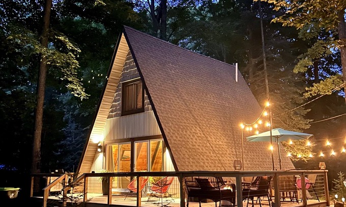 Johannesburg Ski Chalet | Cozy A-frame Retreat: Hot Tub, Lake Access & 10/10 Rating