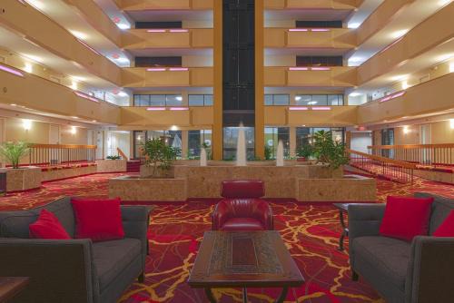 Downtown Hotel | Pet-Friendly Retreat at MCM Elegante Hotel & Suites