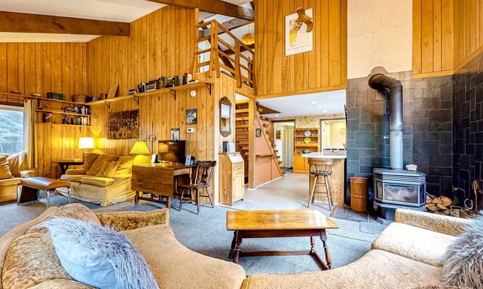 Franconia House | Dog-Friendly MCM Hideaway with Entertainer's Deck & More