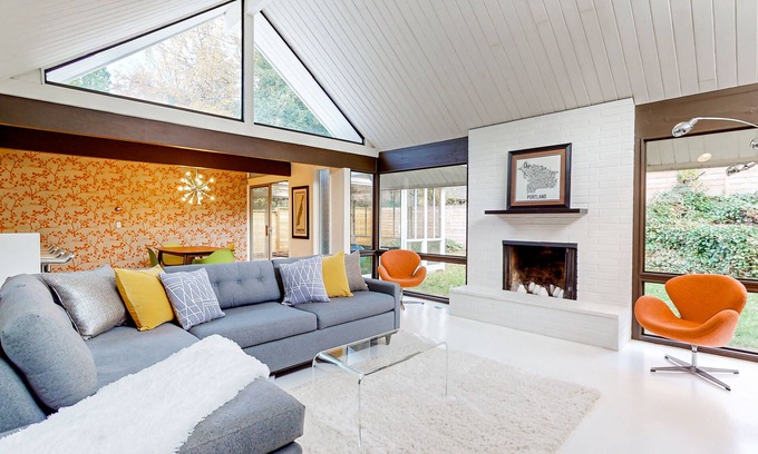 Garden Home-Whitford House | Elegant MCM Home with Yoga Area near Nike HQ & Intel