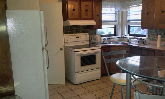 Hamilton House | Comfortable McMaster Accommodations with Spa & Breakfast