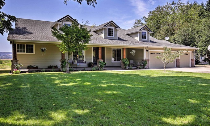 McMinnville House | Idyllic McMinnville Wine Country Home with Hot Tub & Deck