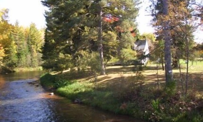 Maple House | Unforgettable Stay at McNeil's on the Brule - 9.8/10 Rated