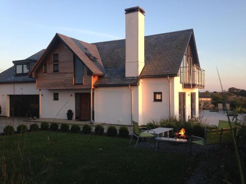 Tavistock House | Relax at Meadow End: Pet-Friendly Ocean View Retreat