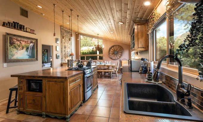 Sedona House | Experience Comfort at Meadow Lark Trail: 3BD with Jacuzzi