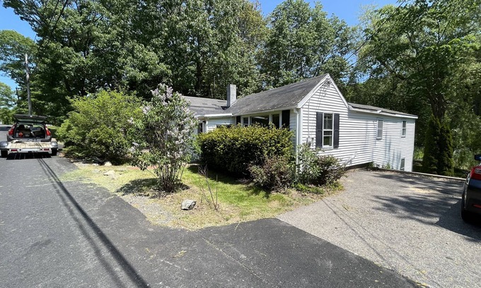 Kittery Point Cottage | Meadow Lark: Family and Pet-Friendly Retreat