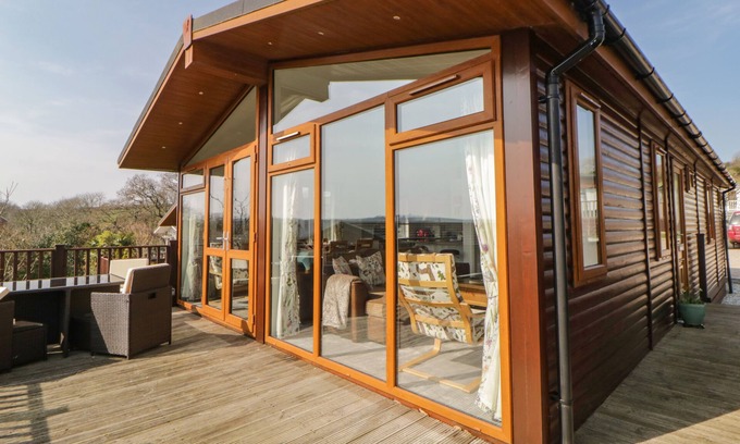 Newton Ferrers Cottage | Family-Friendly Meadow Lodge with Oceanfront Views