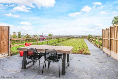 Deal House | Relax at Meadow View: Family and Pet-Friendly Retreat